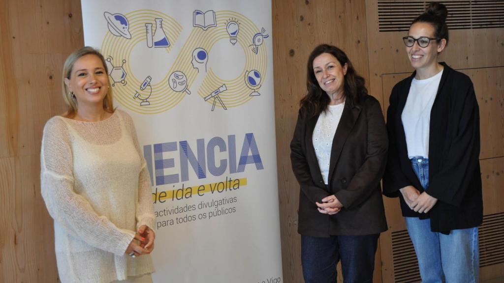 La vicerrectora Mónica Valderrama y las técnicas de la UCC+i Elena Muiños y Ana Costa.