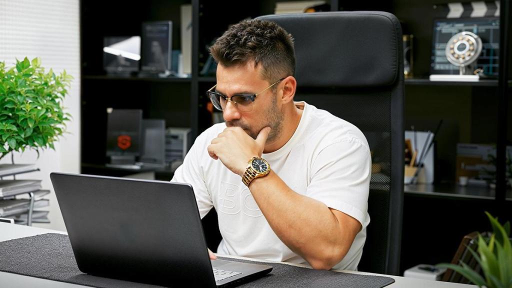 Imagen de Luis M. Villanueva trabajando.