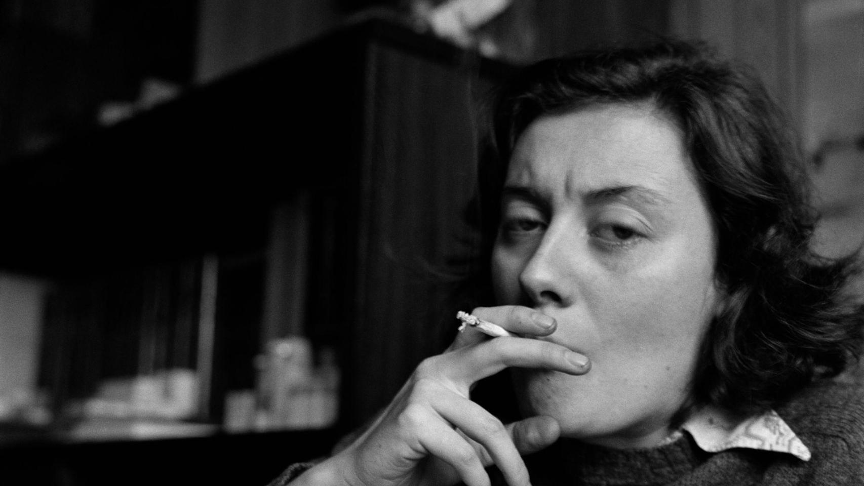 Fina Miralles: 'Relaciones. Relación del cuerpo con elementos naturales en acciones cotidianas. Fumar', 1975. Foto: MACBA