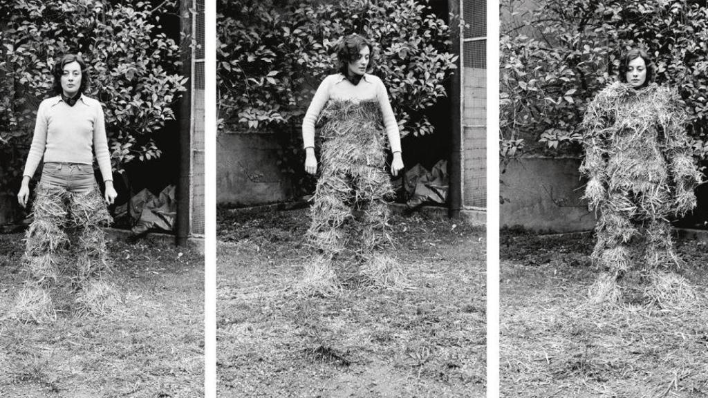 Fina Miralles: 'Relaciones. Relación del cuerpo con elementos naturales. El cuerpo cubierto de paja', 1975. Foto: MACBA
