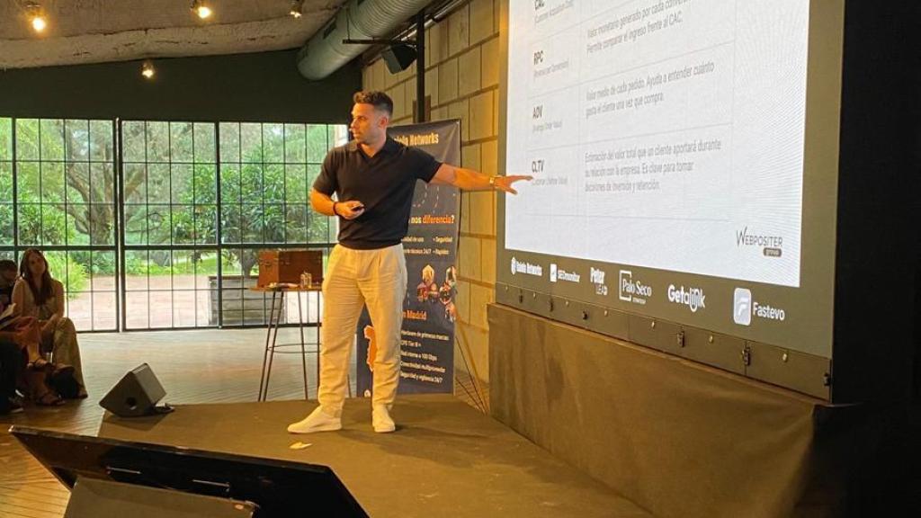 Imagen de Luis M. Villanueva durante una charla.