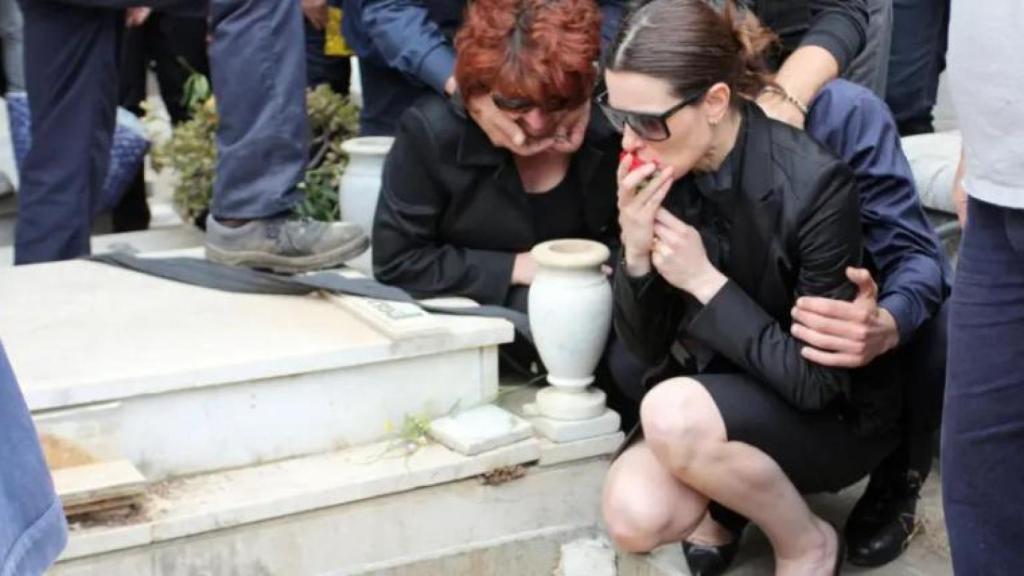 Raquel Sánchez Silva y Santina Biondo durante el entierro de Mario en Italia.