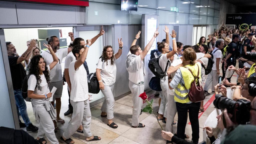 Llegada de los 21 ciudadanos españoles integrantes de la Sumud Global Flotilla al Aeropuerto Adolfo Suárez Madrid-Barajas