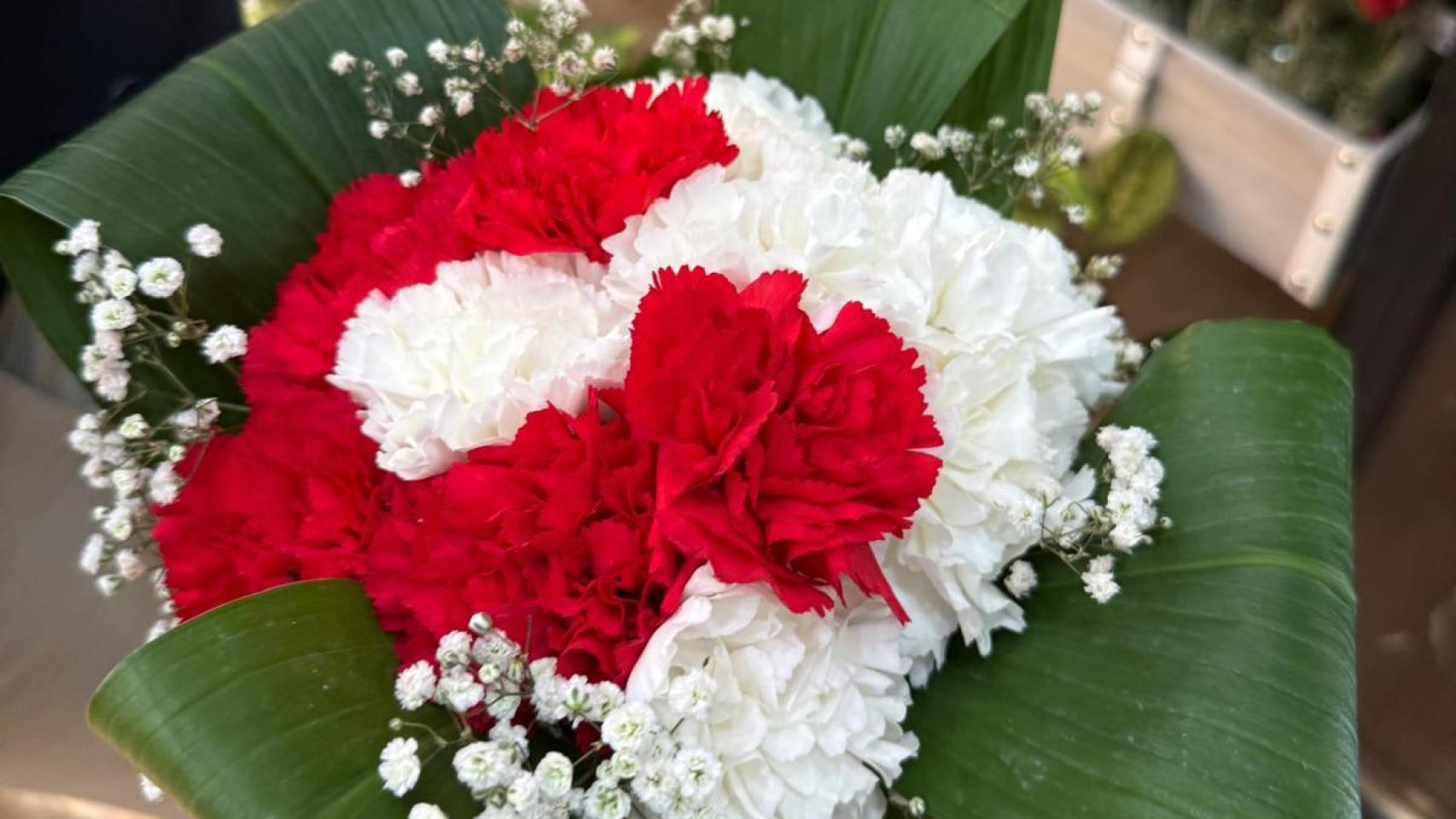Ramo de claveles blancos y rojos.