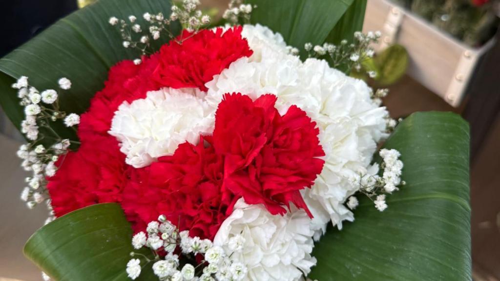 Ramo de claveles blancos y rojos.