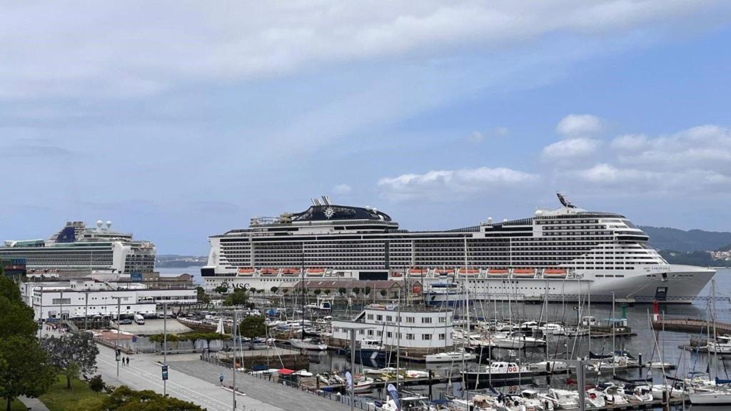 Imagen de dos cruceros en el puerto de Vigo.