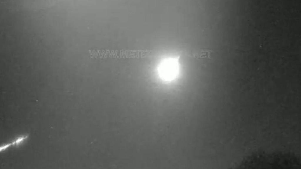 Imagen de la bola de fuego captada en la madrugada de este lunes.
