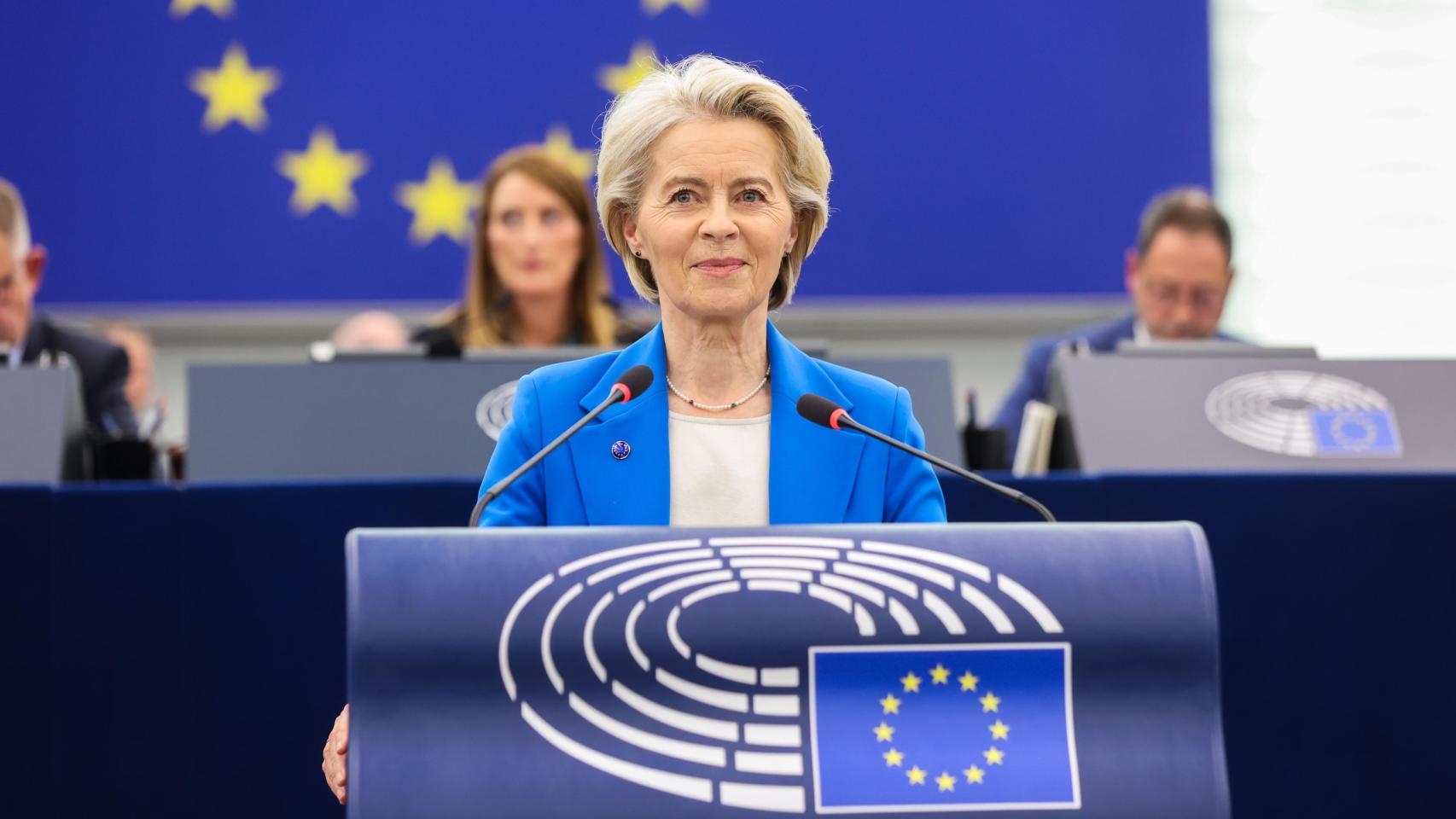 La presidenta Ursula von der Leyen, durante el debate de las dos mociones de censura contra ella este lunes en el Parlamento Europeo en Estrasburgo