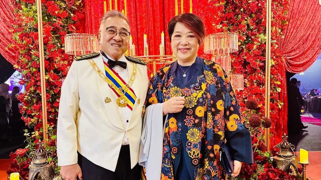 Song Hoi See junto a su mujer tras ser condecorado en Malaca.