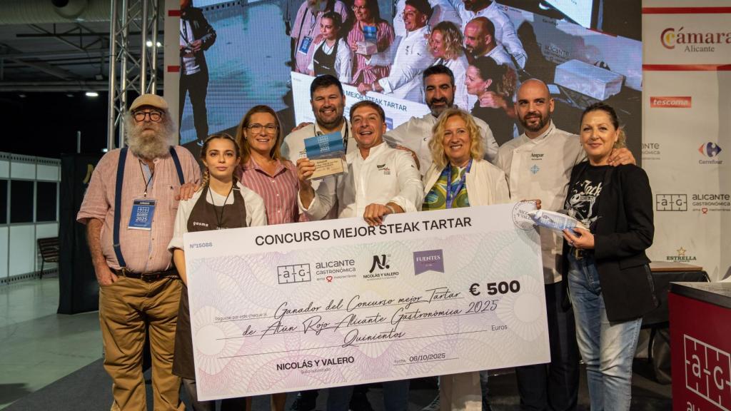 Rodrigo Molinas, centro, sostiene el premio al mejor tartar.
