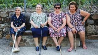 Imagen de archivo de un grupo de señoras mayores.