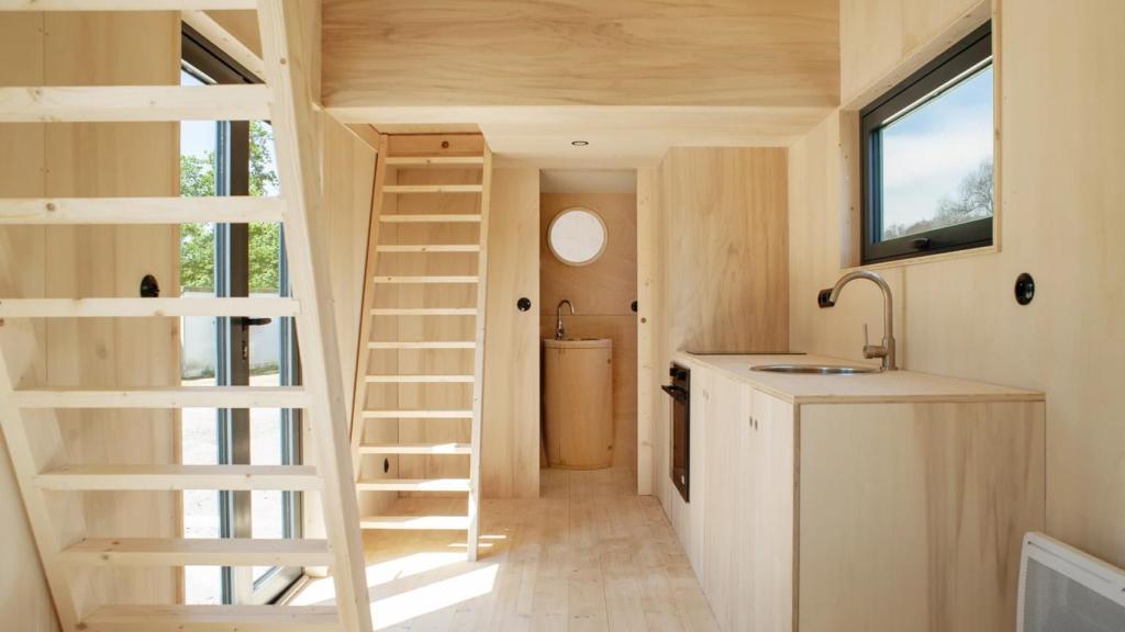 Interior en madera de la minicasa.