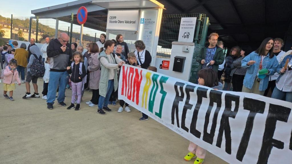 Imagen de las protestas en el CEIP Otero Valcarcel, de Carral.