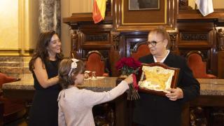 Imagen del acto de nombramiento de Rosa Otero como hija adoptiva.