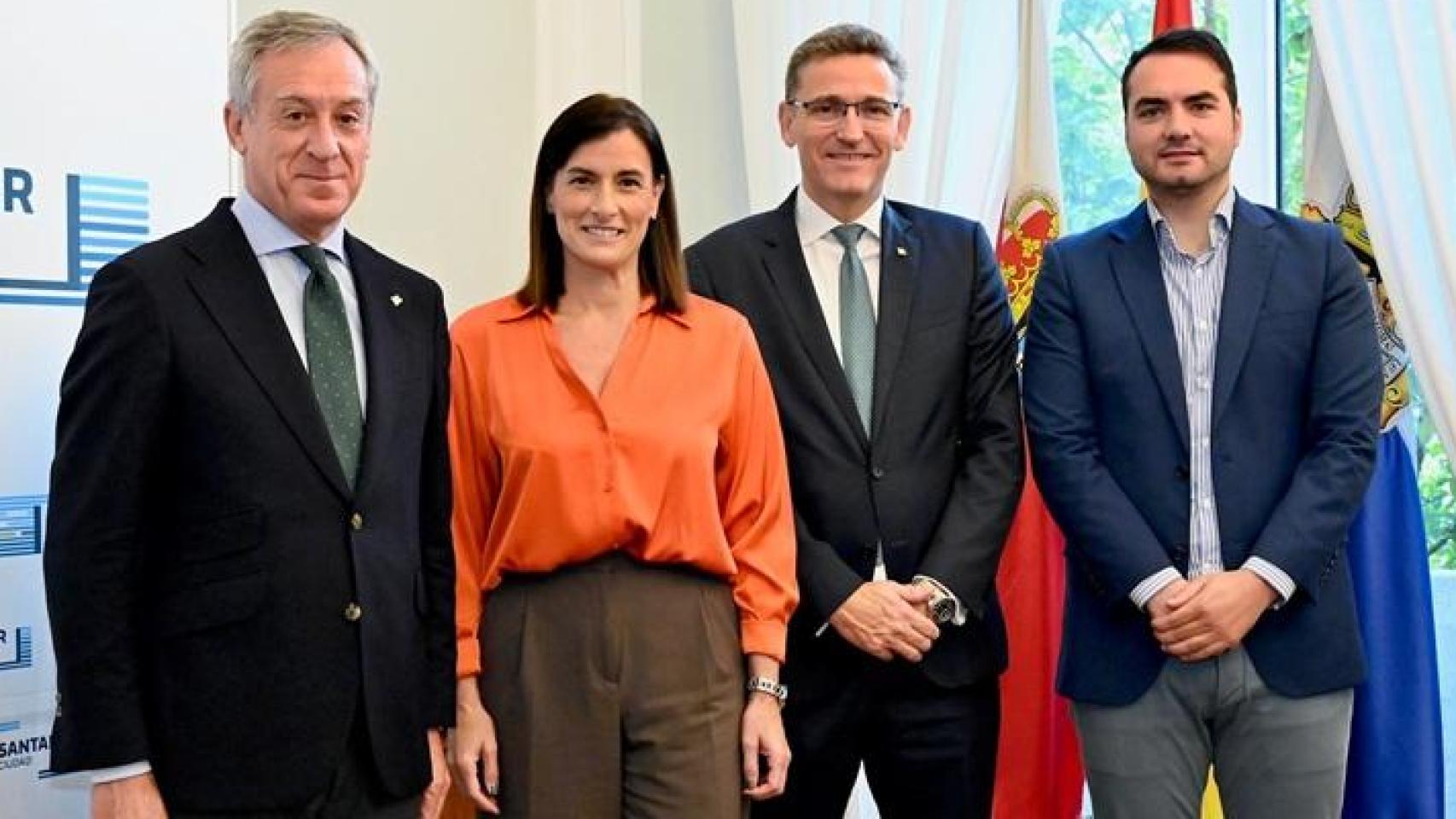 El presidente y el director de Eurocaja Rural visitan a la alcaldesa de Santander.