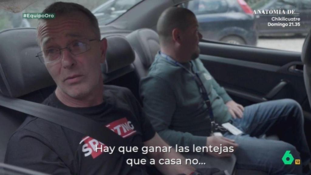 Mineros llegando a la mina de oro tras 1 hora de camino