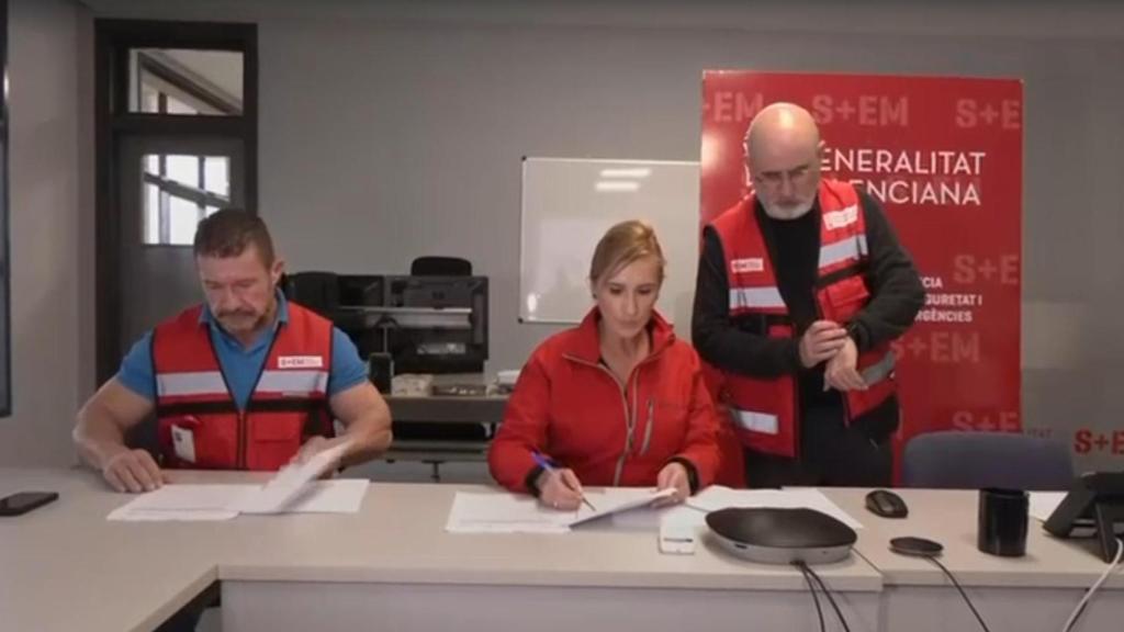 Salomé Pradas, junto a Emilio Argüeso y Jorge Suárez en la mañana de la dana. EE