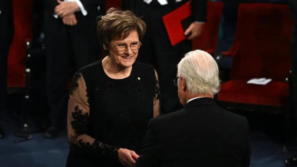 La bioquímica húngara Katalin Karikó recibe el Premio Nobel de Medicina en 2023.