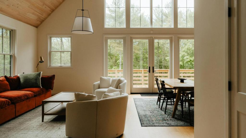 Imagen de archivo de un salón con techos altos y mucha luz natural.