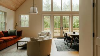 Imagen de archivo de un salón con techos altos y mucha luz natural.