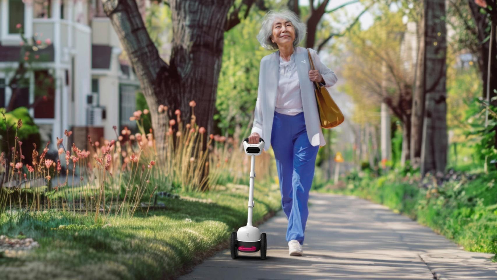 Una persona ciega usando el robot autónomo Glide.