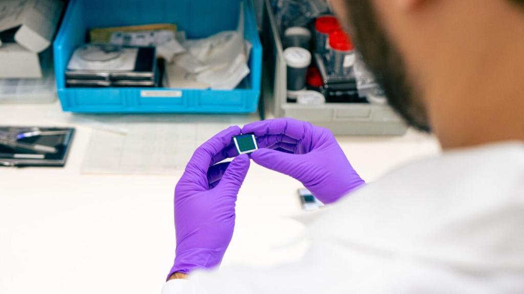 Un investigador manipulando una de las células solares de nueva generación