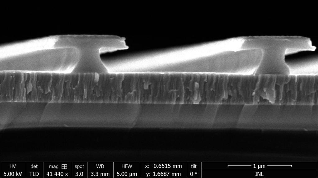 Imagen de sección transversal de las nanoestructuras integradas en la célula solar
