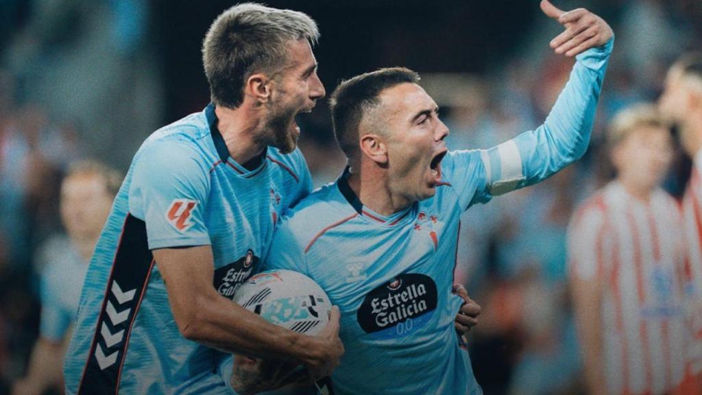 Iago Aspas y Óscar Mingueza celebran el gol frente al Atlético de Madrid