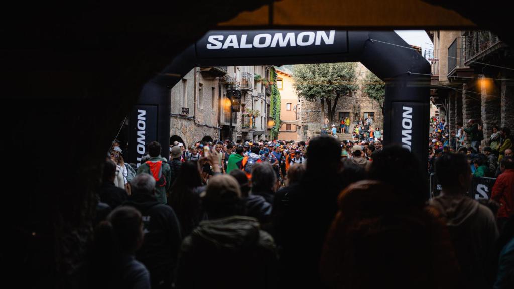 Plaza Porxada de Bagà durante la Salomon Ultra Pirineu.