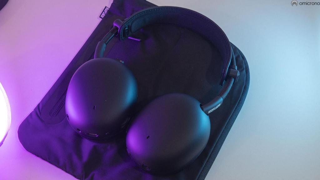 Sony INZONE H9 II junto a su funda.