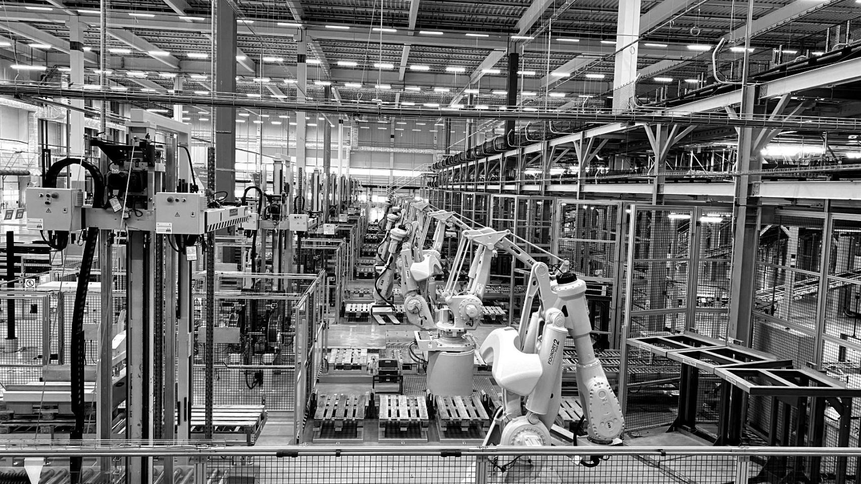 Brazos robóticos en la nave logística de Amazon en Plaza