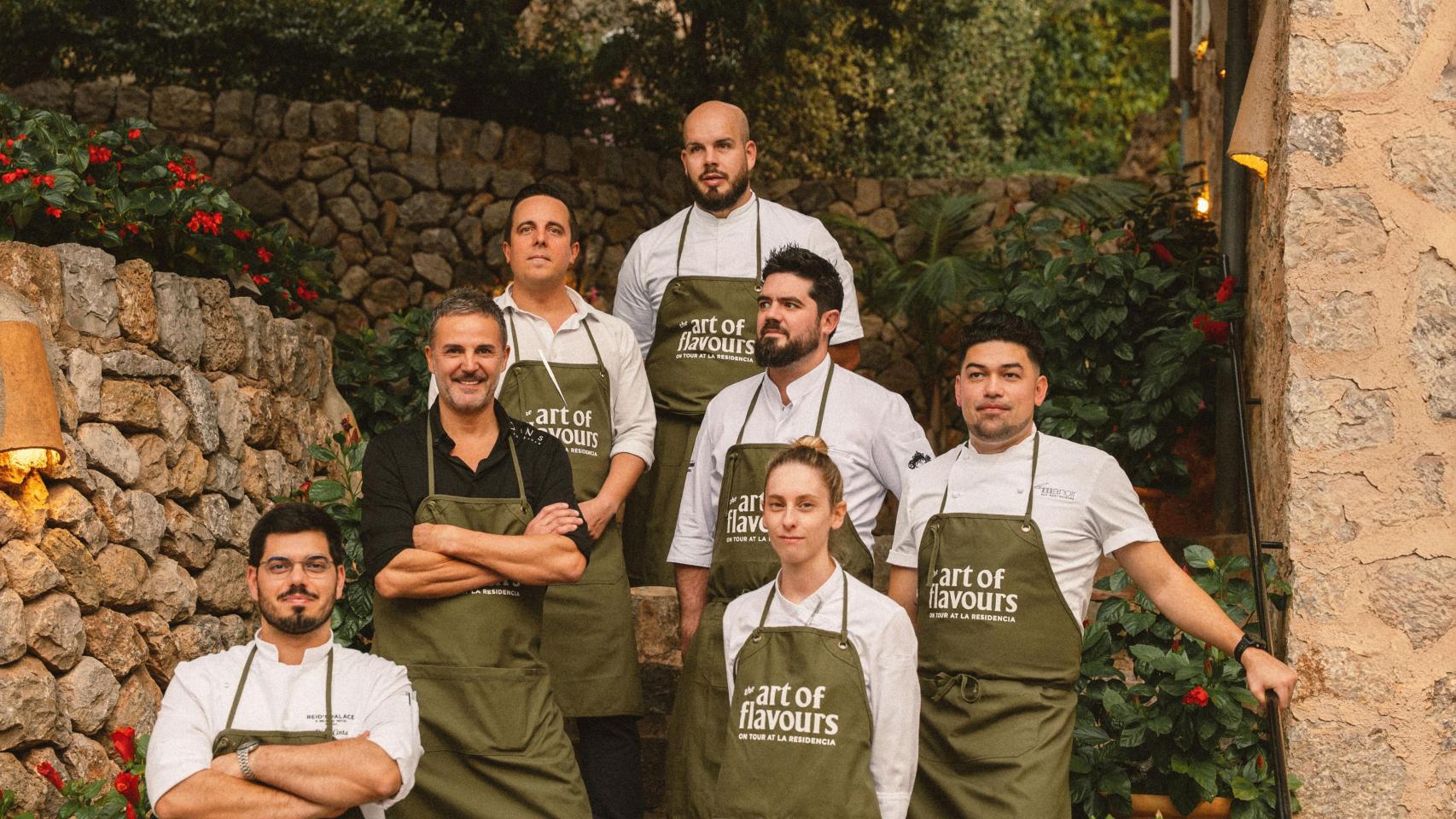Los cinco cocineros invitados a la 'Cena de las Estrellas' en La Residencia junto con Pablo Aranda y Andrea Ibáñez.
