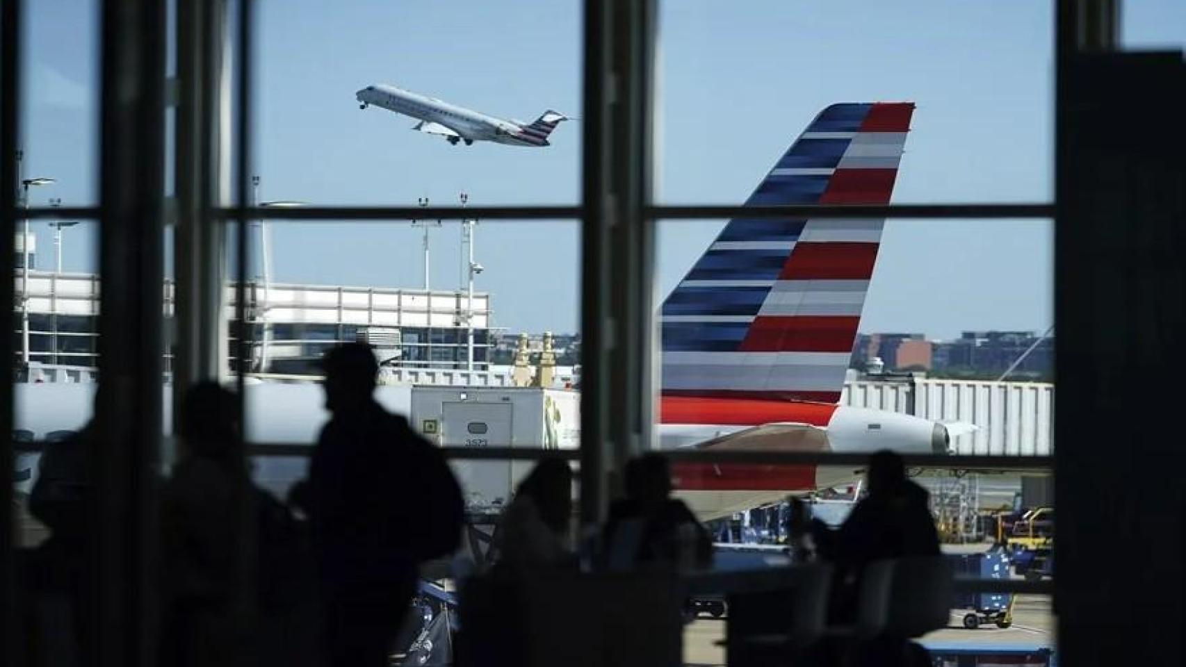 Vista de aviones en el aeropuerto Ronald Reagan de Washington, el 1 de octubre de 2025, tras el cierre del Gobierno de EEUU.