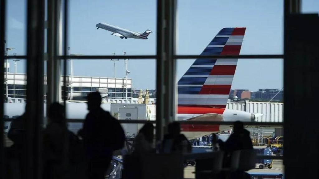 Vista de aviones en el aeropuerto Ronald Reagan de Washington, el 1 de octubre de 2025, tras el cierre del Gobierno de EEUU.
