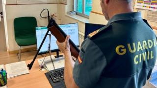 La escopeta de perdigones incautada por la Guardia Civil en la localidad palentina de Amusco