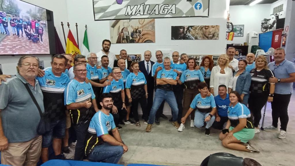 Los miembros de la asociación Vespinos de Málaga.