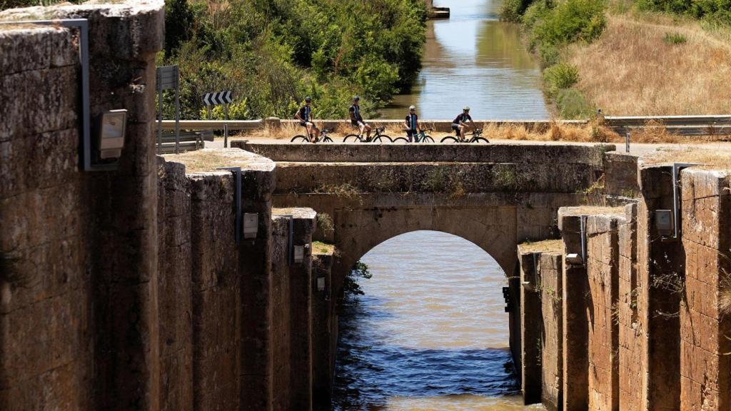 Los ciclistas en Frómista