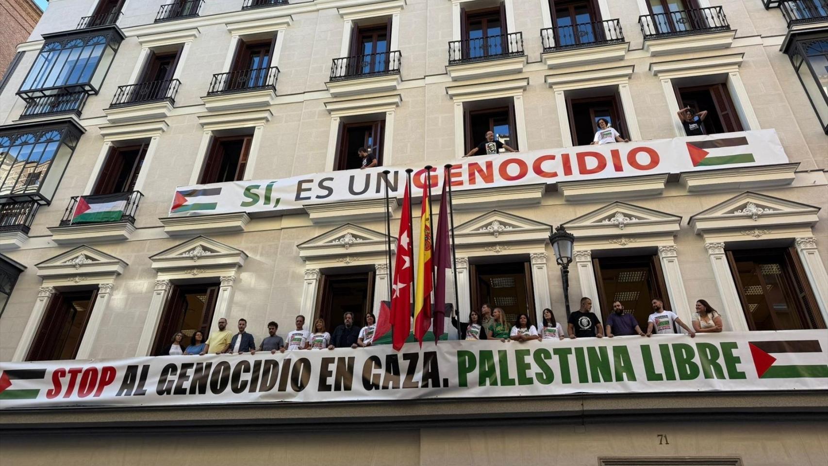 Almeida da tres días a Más Madrid para que retire la pancarta contra el genocidio de Palestina
