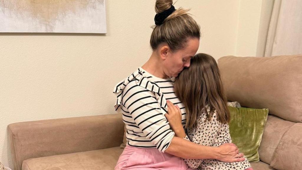 Ramona, este lunes por la noche, abrazando y besando a su hija, Priscila.