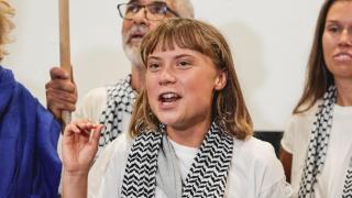 Greta Thunberg, miembro de la Global Sumud Flotilla, realiza declaraciones en Atenas tras ser liberada por Israel.
