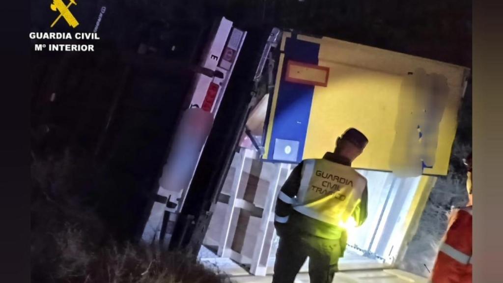 El camión volcado en Candasnos