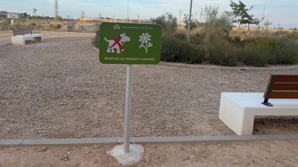 La madre aporta una foto para demostrar que está prohibida la presencia de perros en el espacio de Ocaña donde fue atacada su hija.