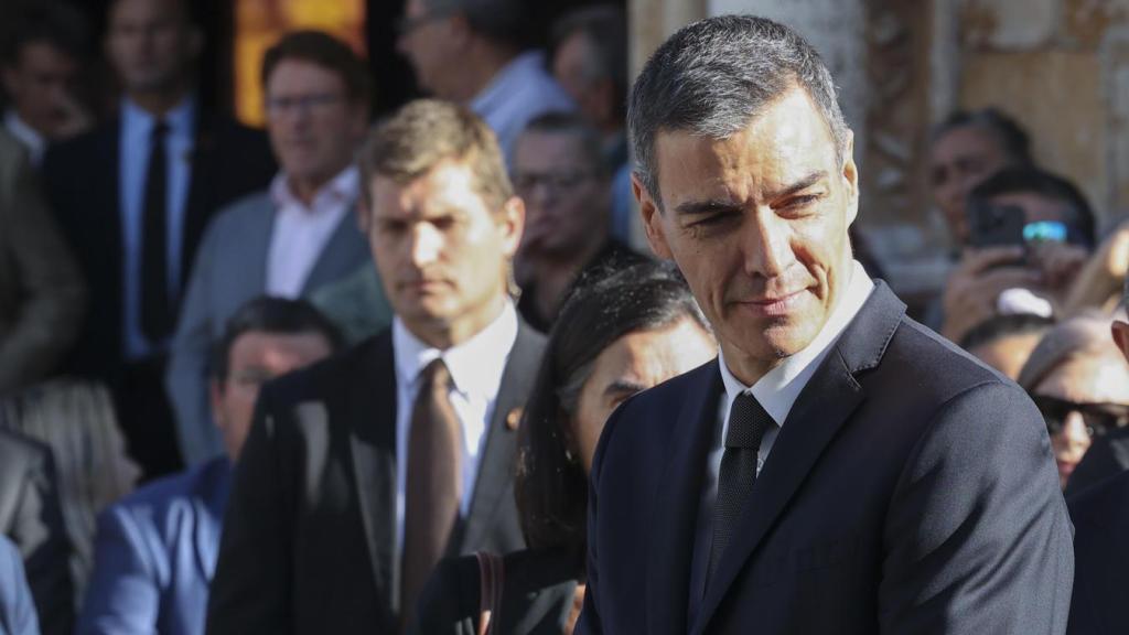 Pedro Sánchez, durante el funeral de Guillermo Fernández Vara.