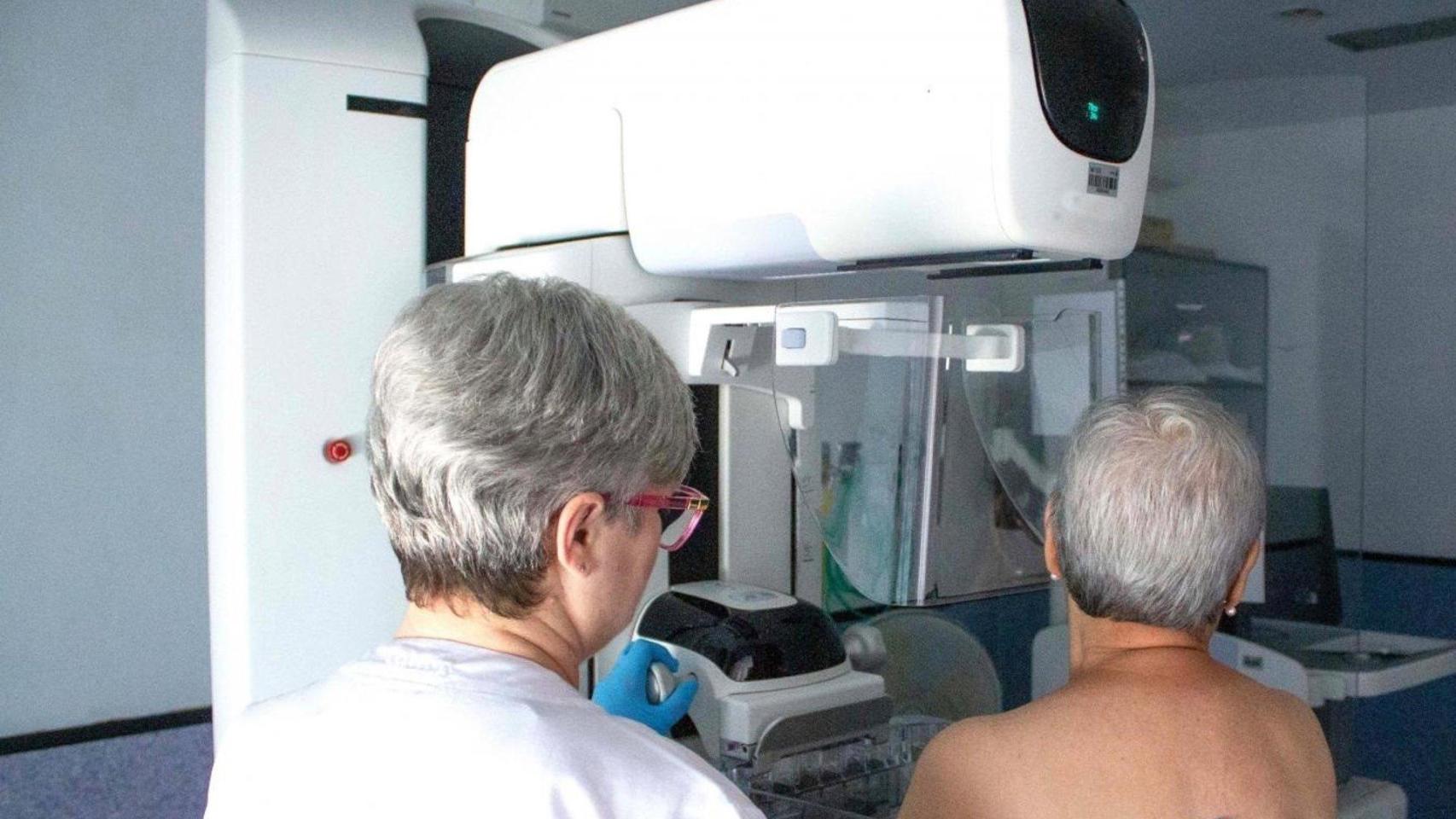 Una mujer haciéndose una mamografía en una imagen de archivo.