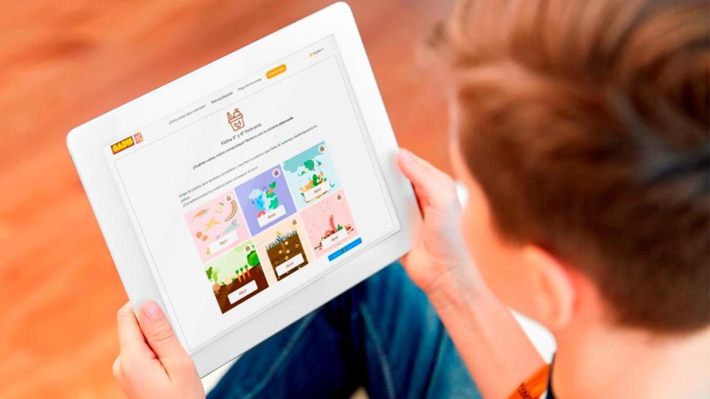 Un niño usando el programa 'Alimentes' de Gadis.