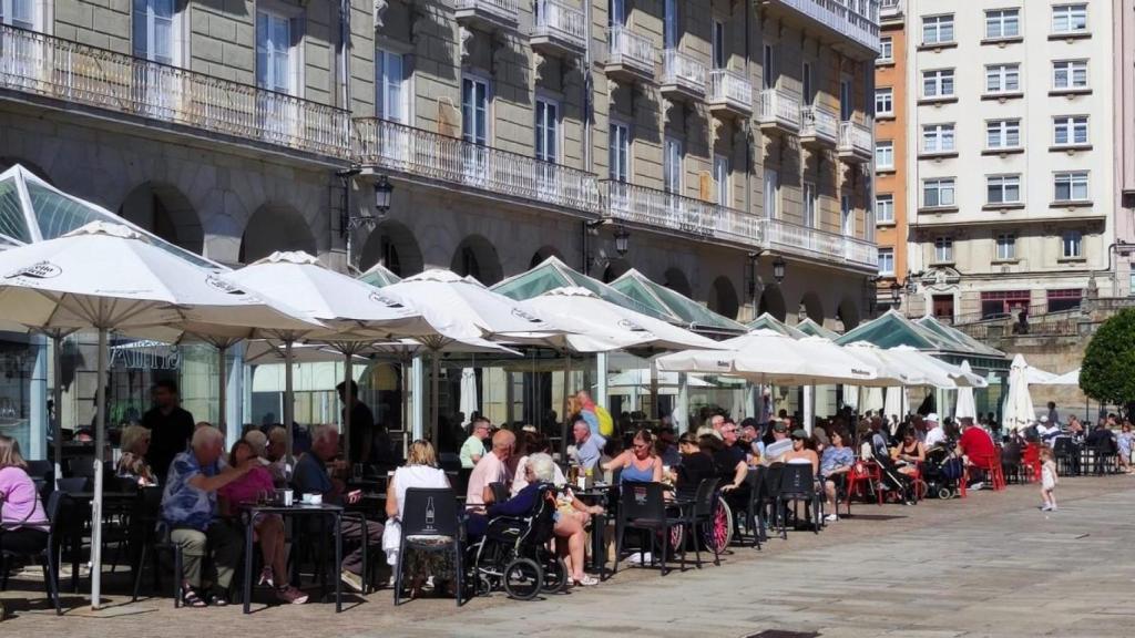 Turistas en la plaza de María Pita de A Coruña.
