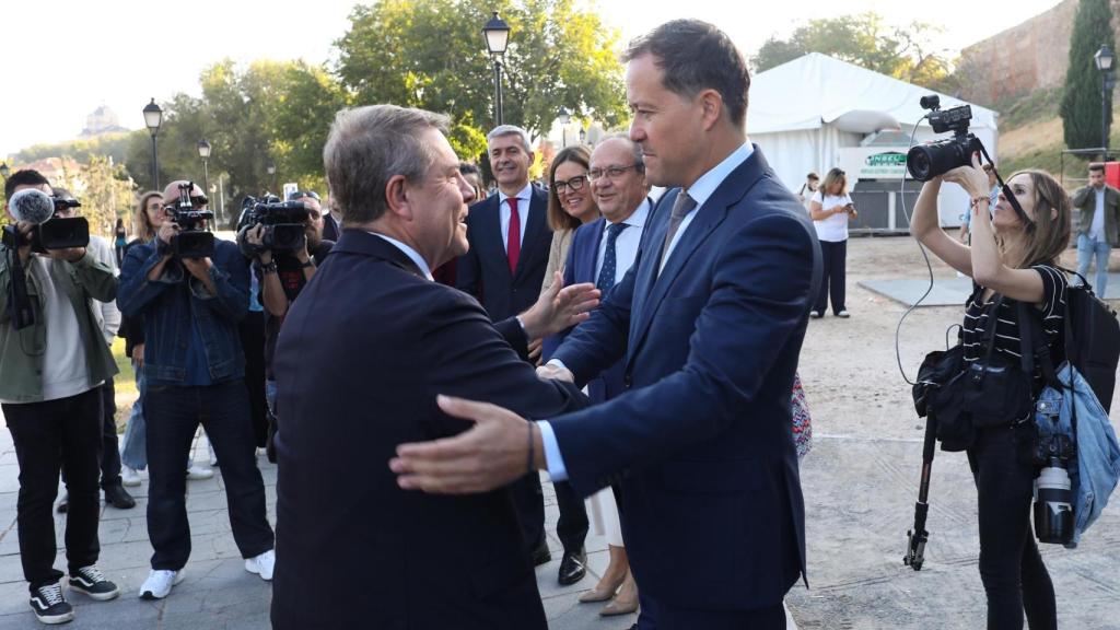 El presidente de Castilla-La Mancha, Emiliano García-Page y el alcalde de Toledo, Carlos Velázquez en la inauguración de FARCAMA en Toledo.