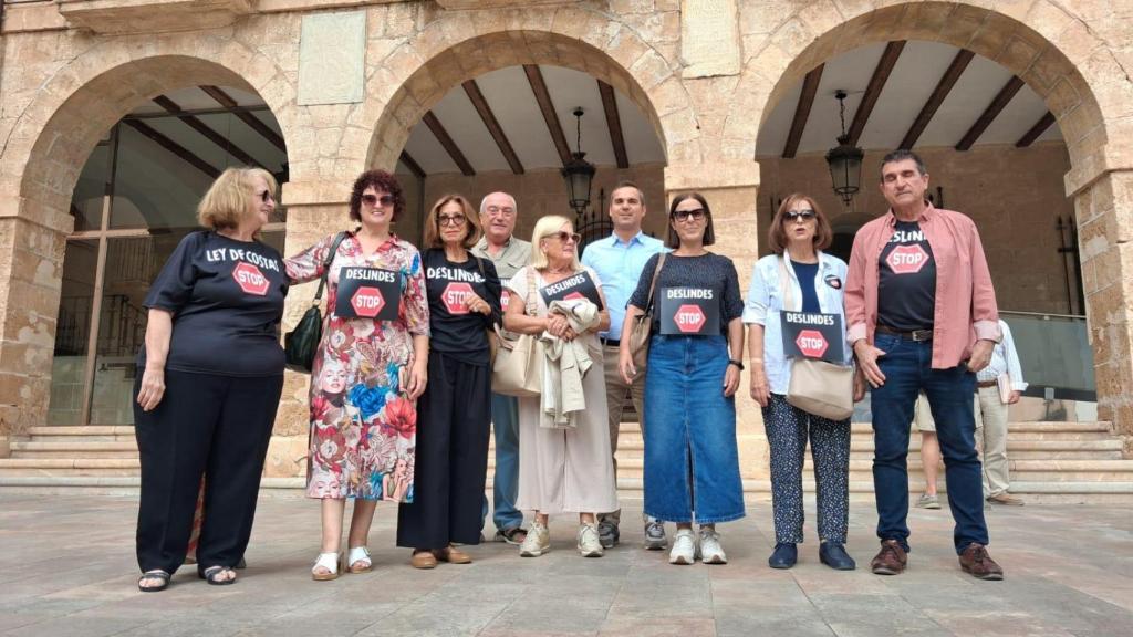 Representantes de las asociaciones de vecinos de Dénia acudieron al pleno extraordinario sobre los deslindes.