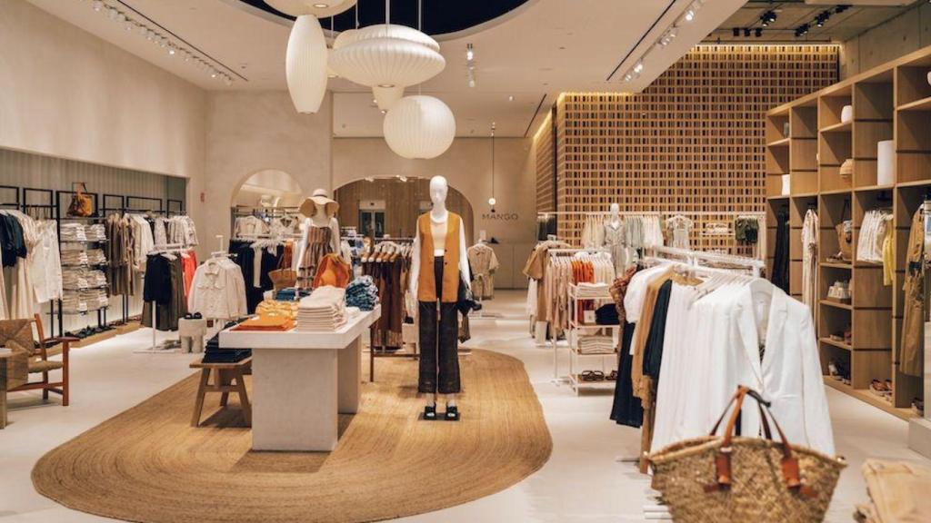 Interior de la tienda de Mango.