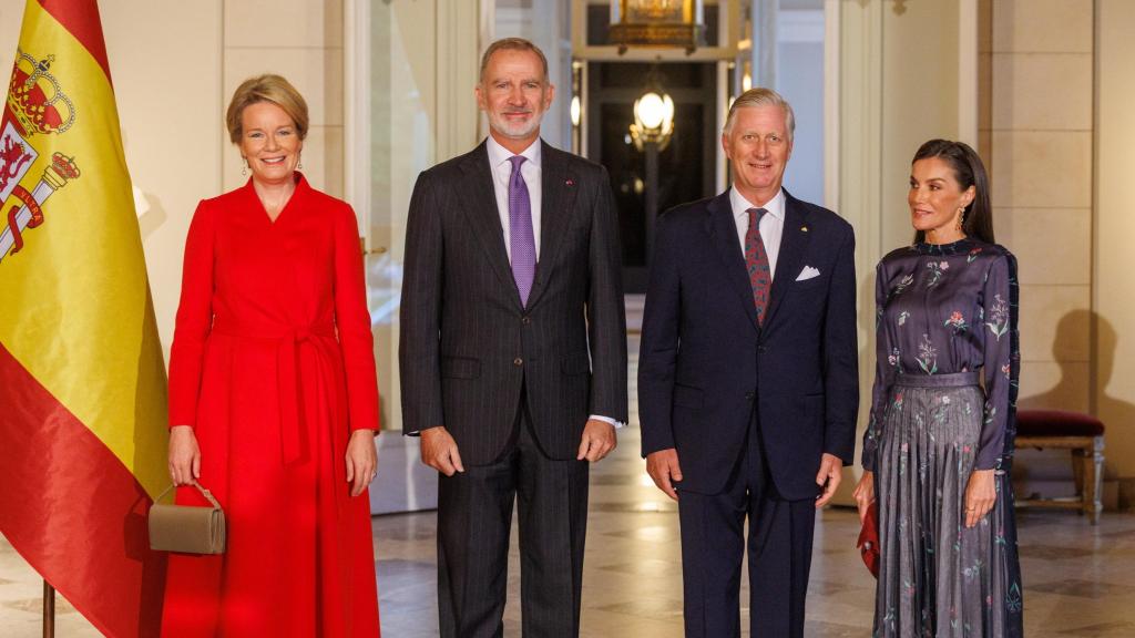 La reina Letizia rinde homenaje a Armani en Bruselas: el look de su reencuentro con Matilde de Bélgica